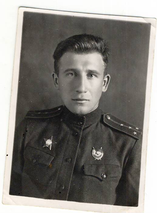 Фото капитана с орденами.