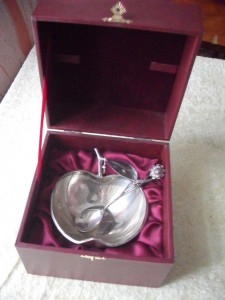 Ваза Яблока+чайная ложка Ромашка. 925 пр. 159 гр