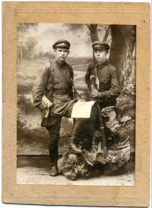 двое с оружием