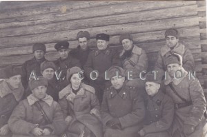 Генерал КАТУКОВ с будущей женой Екатериной среди офицеров.