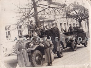 Советские офицеры и солдаты у бронеавтомобилей М3А1.