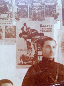 РевВоентрибунал у стены с супер-плакатами. Украина, 1921 г.