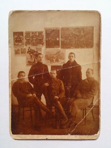 РевВоентрибунал у стены с супер-плакатами. Украина, 1921 г.