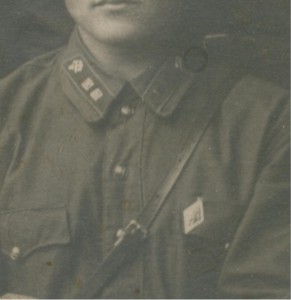 Красноармейцы со знаками.