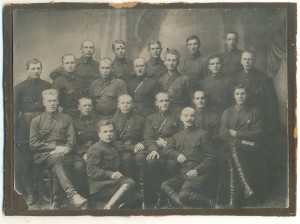 Красноармейцы со знаками.