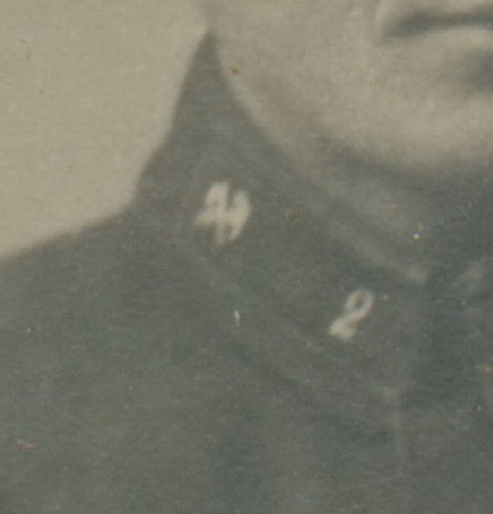 Красноармейцы со знаками.