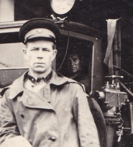 Боец пожарной охраны у спецавтомобиля. 1930-е годы.