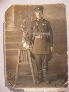 бравый милиционер с значками оборонных обществ на груди1939г