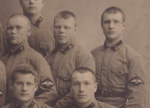 Группа бойцов железнодорожных частей. Разные нашивки.