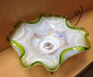 Ваза на подставке старая красивая