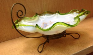 Ваза на подставке старая красивая