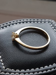 Кольцо с бриллиантом