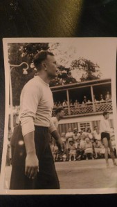 Фото Гагарин Ю.А в Крыму играет в волейбол.