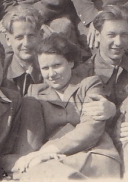 Артистка Нина Сазонова среди коллег и зрителей. 1944 год.