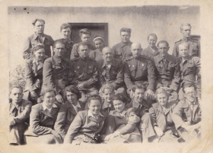 Артистка Нина Сазонова среди коллег и зрителей. 1944 год.