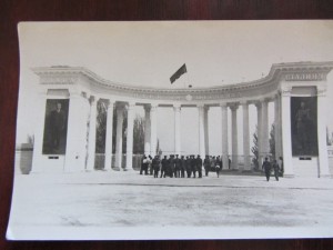 Солдаты возле арки.