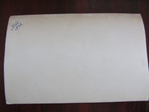 Солдаты возле арки.