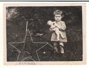 Фото девочки с игрушками