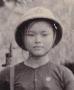 Дважды ГСС,космонавт СССР с вьетнамскими девушками-бойцами.