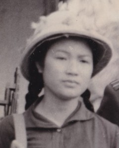 Дважды ГСС,космонавт СССР с вьетнамскими девушками-бойцами.