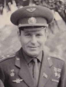 Дважды ГСС,космонавт СССР с вьетнамскими девушками-бойцами.