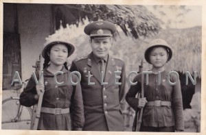 Дважды ГСС,космонавт СССР с вьетнамскими девушками-бойцами.