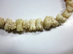 Короткое колье из слоновой кости