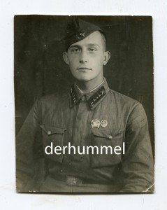 Артиллерист со знаком "Ворошиловский всадник"