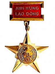 Дважды ГСС,космонавт СССР с вьетнамскими девушками-бойцами.