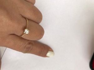 Кольцо с бриллиантом ..белый ..чистый ...недорого