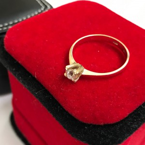 Кольцо с бриллиантом ..белый ..чистый ...недорого