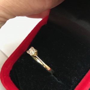 Кольцо с бриллиантом ..белый ..чистый ...недорого