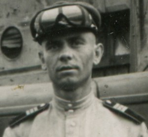 Сержант на фоне Mack NR