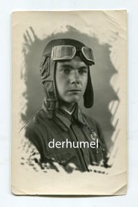 Летчик в шлеме. 1940 г.