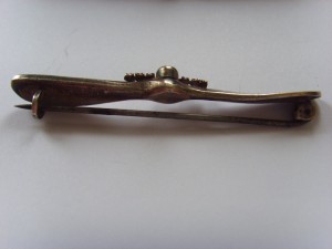 ДАМСКАЯ БРОШЬ В ВИДЕ ПРОПЕЛЛЕРА САМ. БРИЛЛИАНТ, РУБИНЫ