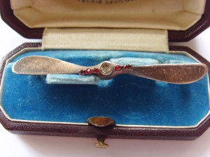 ДАМСКАЯ БРОШЬ В ВИДЕ ПРОПЕЛЛЕРА САМ. БРИЛЛИАНТ, РУБИНЫ