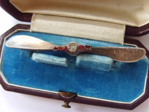 ДАМСКАЯ БРОШЬ В ВИДЕ ПРОПЕЛЛЕРА САМ. БРИЛЛИАНТ, РУБИНЫ