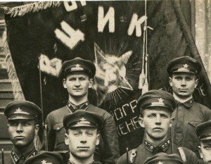 Курсанты Военно-Инженерной школы, винтовки. Знамя им. ВЦИК