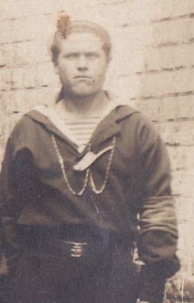 "Краснофлотцу МАКАРОВУ в честь окончания школы". 1928 год.