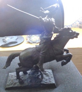 Чугунная фигура Салавата Юлаева.