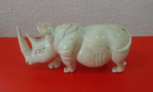 Носорог из слоновой кости