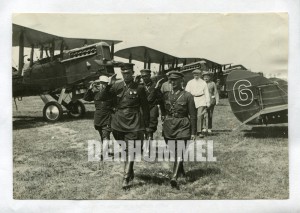 Начальник ВВС ВМО К. Д. Павлов у самолетов