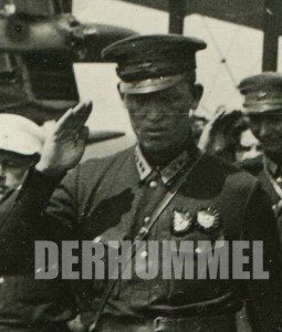 Начальник ВВС ВМО К. Д. Павлов у самолетов