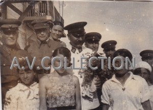 Будённый в группе пионеров школы им.Будённого. Май 1940 г.