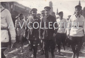 Прогулки по Кр.Площади.Сталин и др. в сопровождении охраны.