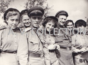 Писатель В.П.Ставский среди девушек-снайперов 3 Уд.Армии.