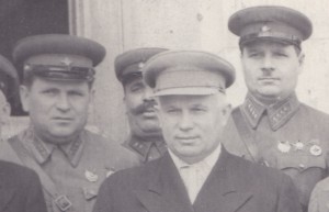 Хрущов,Рыбалко,Корниец среди военных. Киев,май 1940 года.