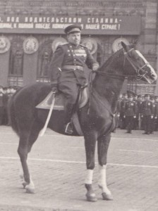 Будённый принимает рапорт генерал-полковника Артемьева.