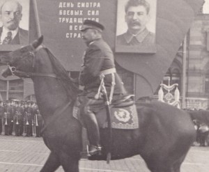 Будённый принимает рапорт генерал-полковника Артемьева.