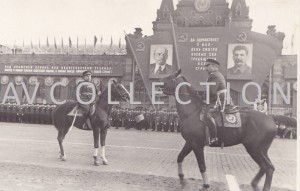 Будённый принимает рапорт генерал-полковника Артемьева.